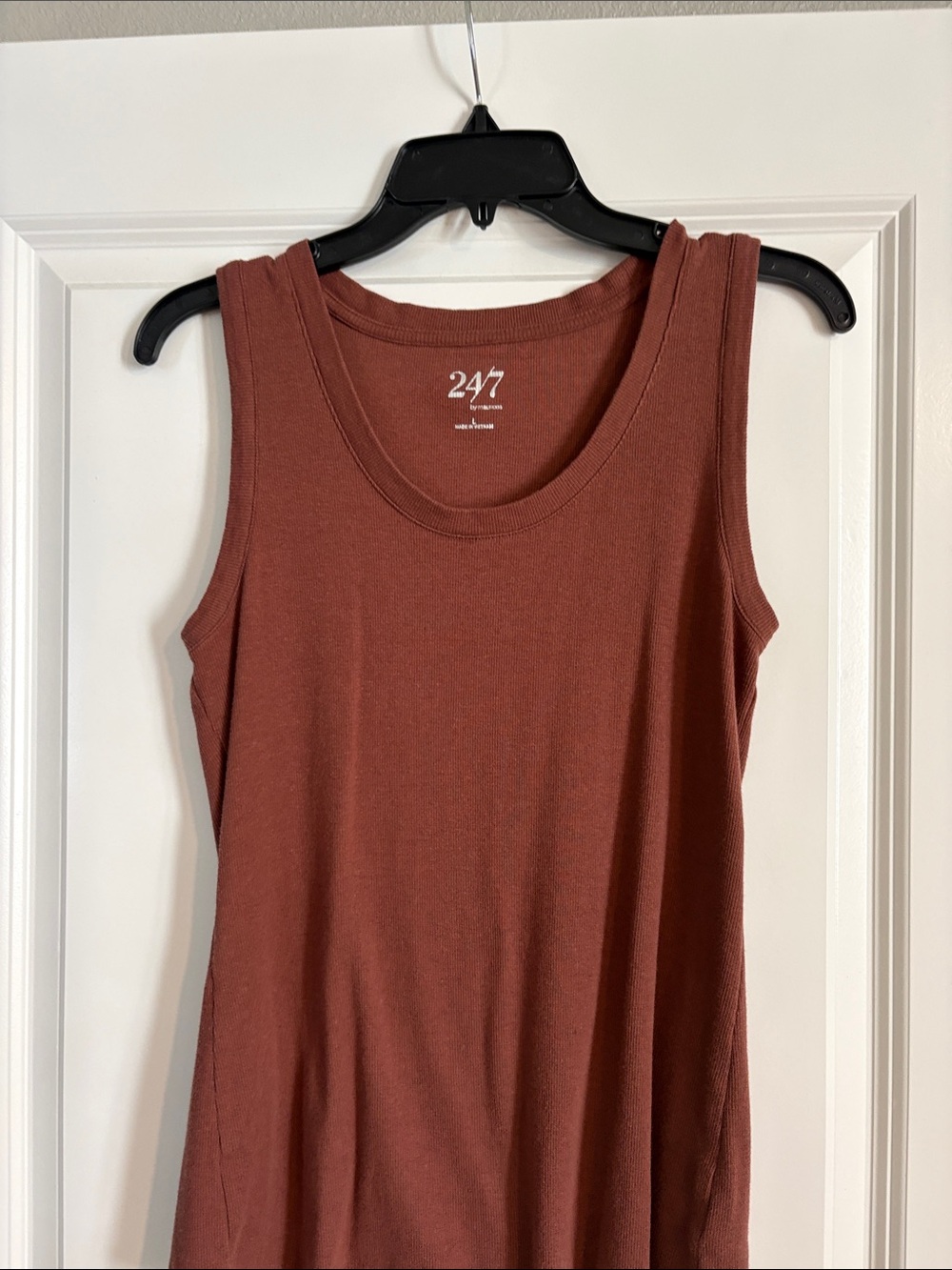 24/7 Sleeveless Ribbed Tank in Rust Brown